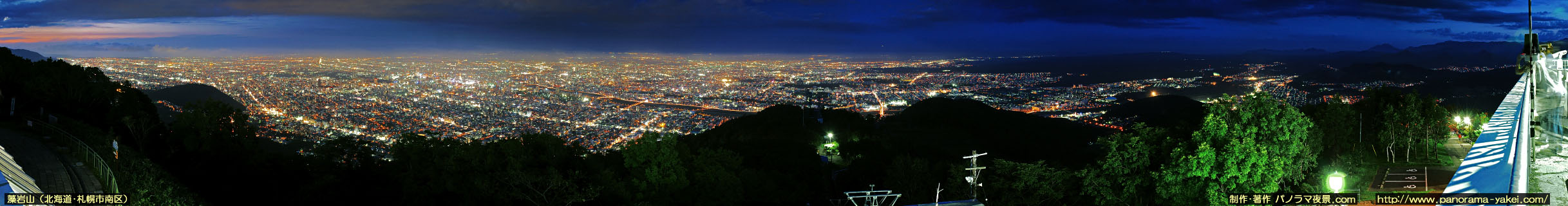 藻岩山展望台からのパノラマ夜景写真（日没直後）