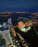 横浜ランドマークタワー69階「スカイガーデン」から見た東方向のパノラマ夜景写真（日没直後）
