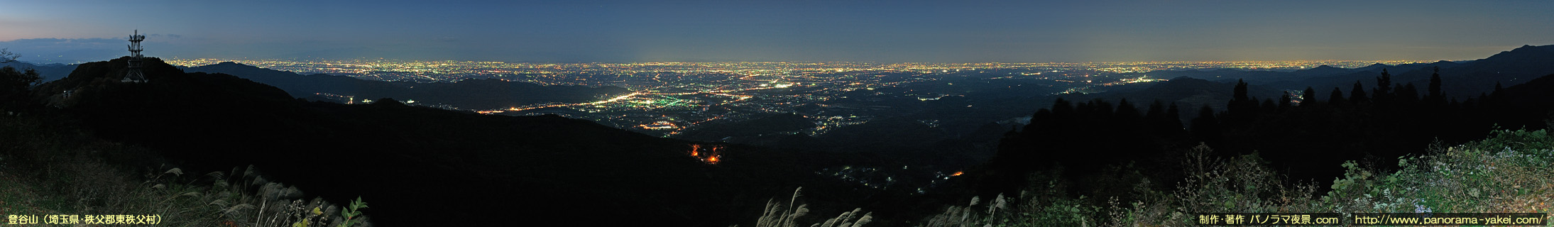 登谷山山頂から見た関東平野のパノラマ夜景写真（日没直後）