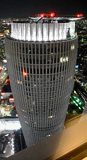 ホテルタワーの縦パノラマ夜景写真