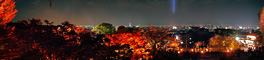 紅葉のライトアップと京都市街のパノラマ夜景写真
