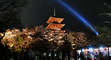清水寺・春の夜間特別拝観「夜桜ライトアップ」のパノラマ夜景写真
