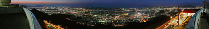 <strong>皿倉山</strong> 山頂展望台からのパノラマ夜景写真（日没直後）