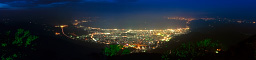鶴見岳山頂からのパノラマ夜景写真（日没直後）